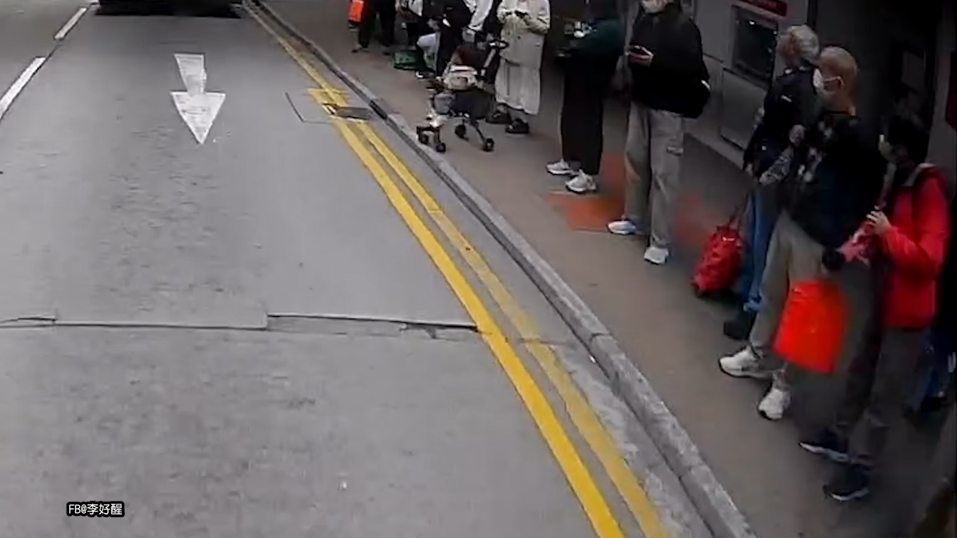 車Cam直擊｜荃灣沙咀道巴士險撞衝馬路BB車　網民：害死司機系列 