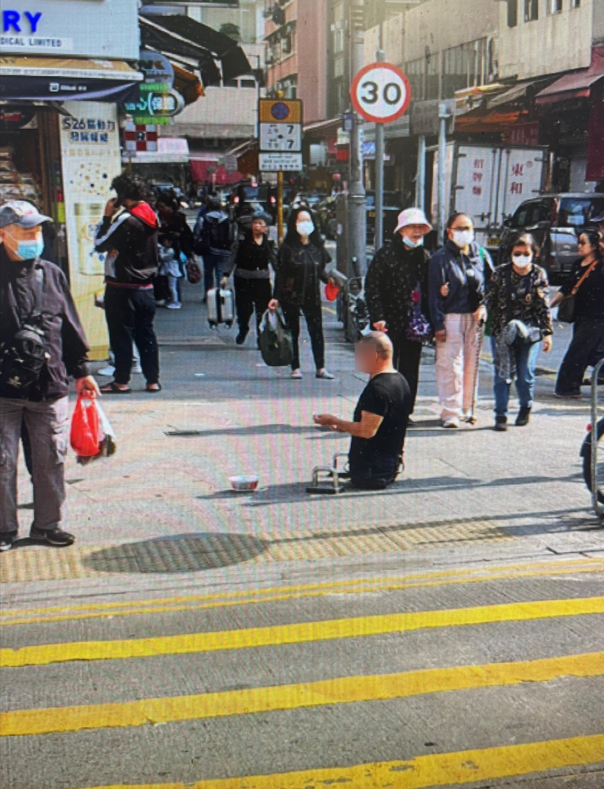 東張西望報料｜元朗市中心「丐幫滿街」周街乞食 (觀眾王先生提供)