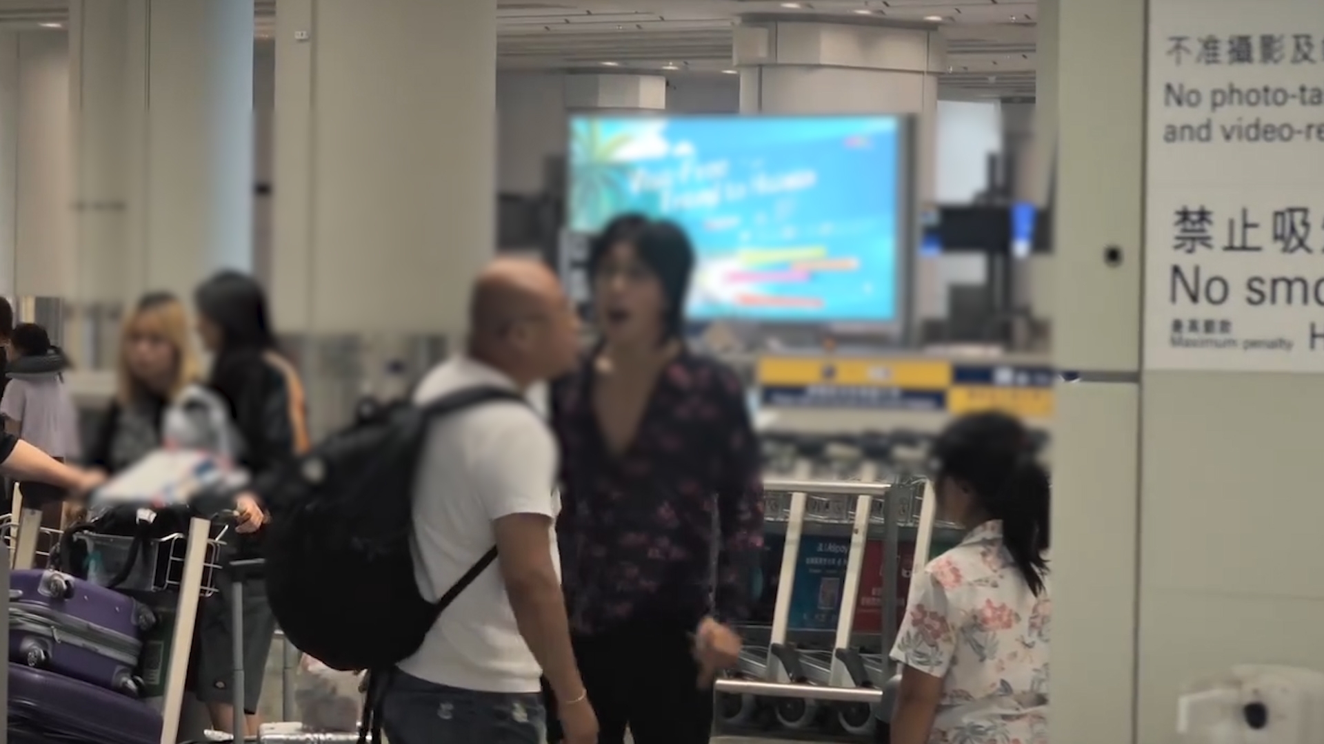 機場MMA｜護女父大戰四眼男　男子「手指指」爆粗鬧細路終爆衝突變碌地沙