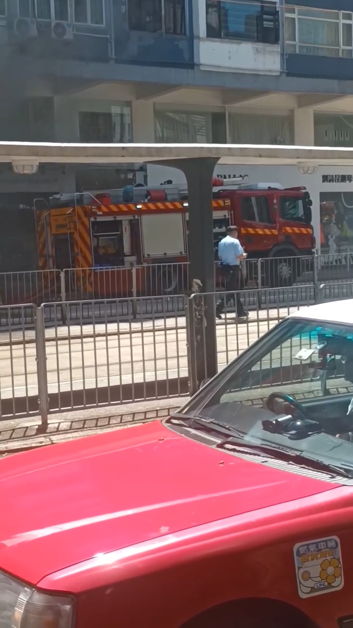 消防車停泊在涉事店舖門外。（Facebook影片截圖／香港交通及突發事故報料區／Alex Wong）