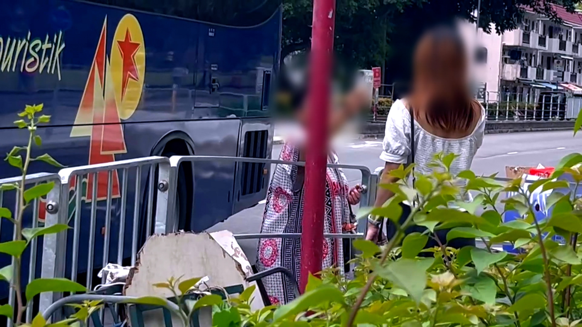 她向攝製隊女同事罵道「你是否出來做雞」。