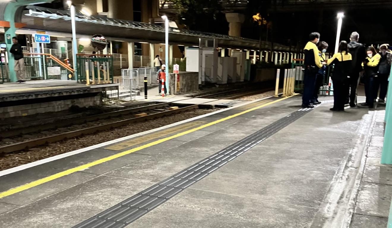 逃票｜輕鐵頭班車「一家三口」逃票斷正　當事人神級回應惹熱議：好老實 (FB@Soso Chan)