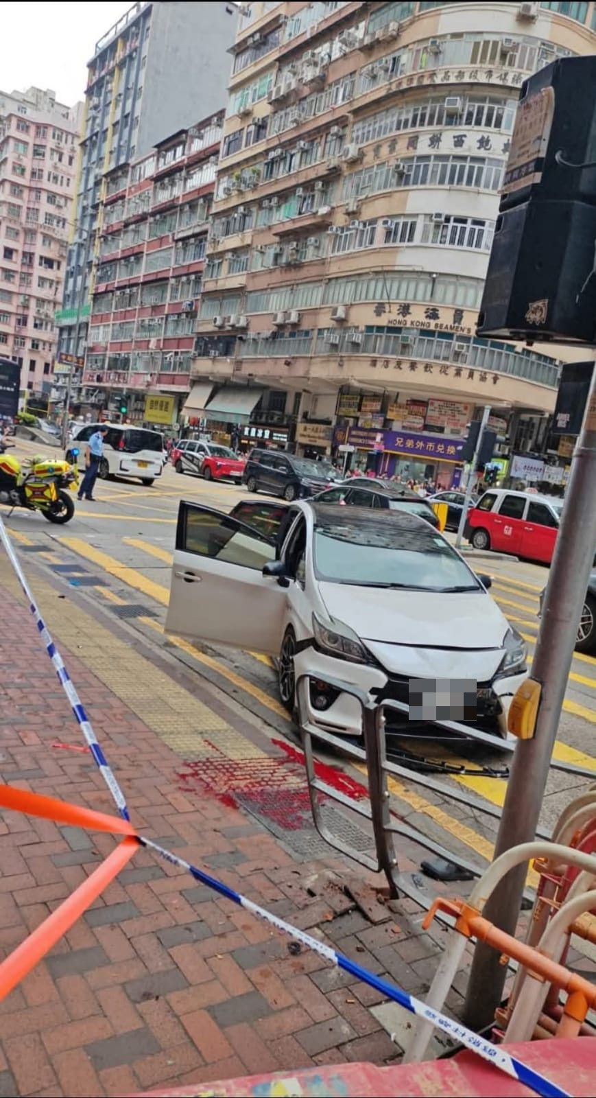 今日（5日）下午2時03分，警方接報佐敦道有5車相撞，涉及3輛私家車及2輛巴士，共8人受傷。（網上圖片）