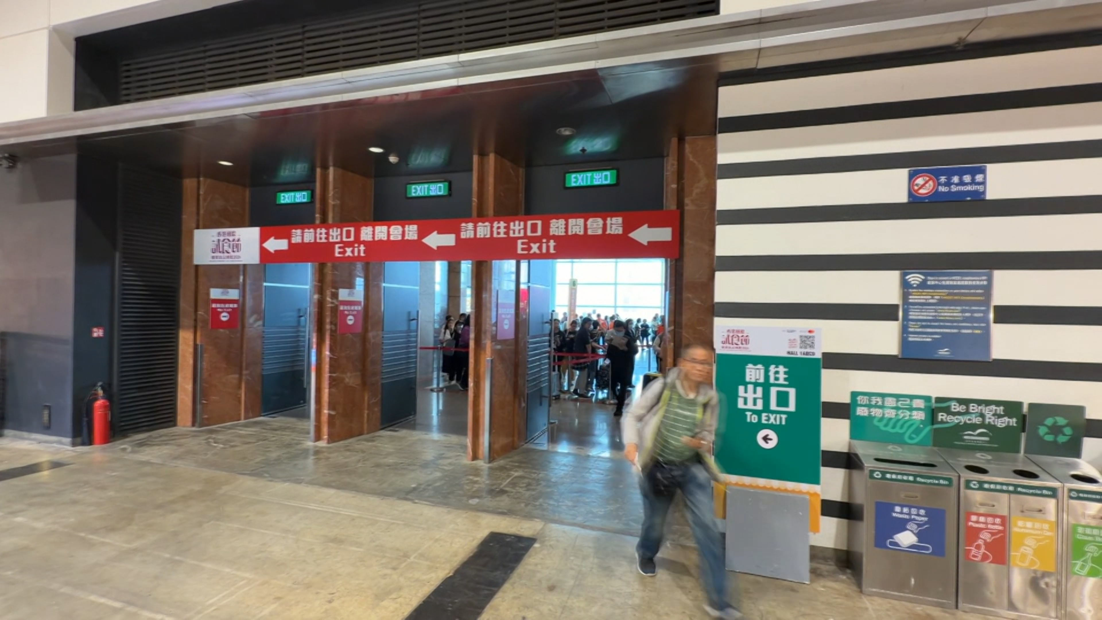 一開門，不少人都衝入場內，有多款食品只需一元即可試食，包括網紅-86°C咖啡。飲品市集內還有許多其他飲品供大家品嘗。