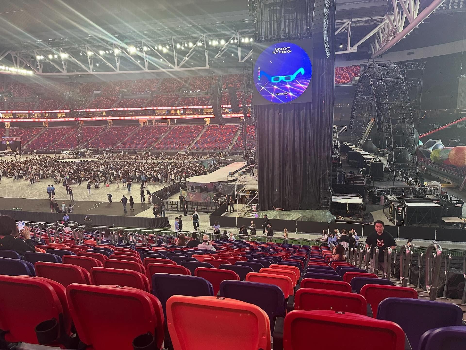 有入場觀眾在網上貼出照片，指自己坐到「視線受阻」位置。