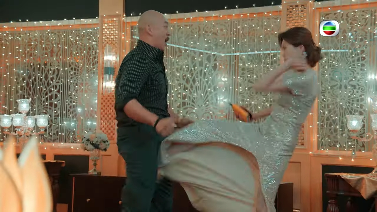 今晚呢集將有一場子羚狠踢李嘉下體的場口。