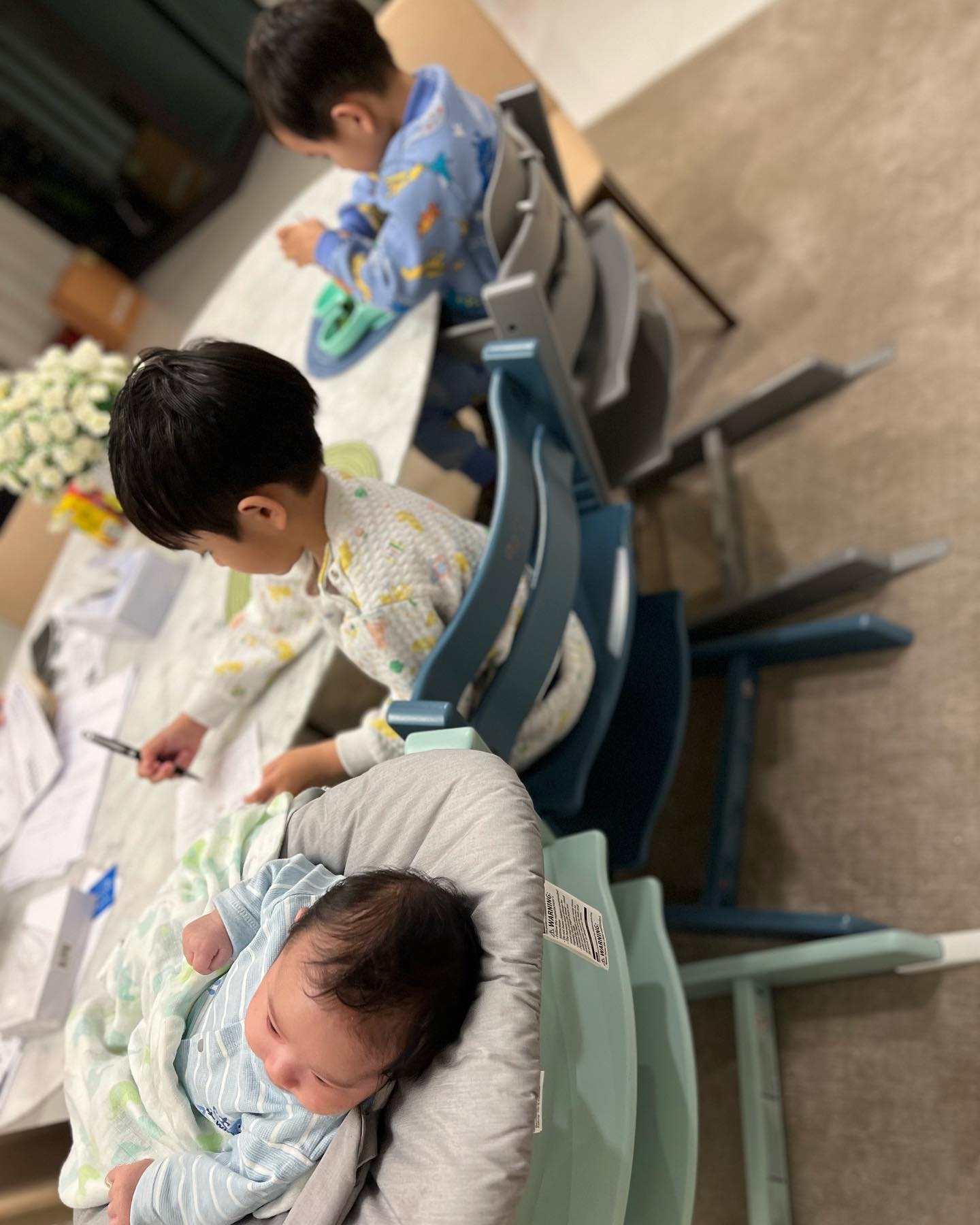 陳凱琳又要陪大仔Rafael、二仔Yannick畫畫。