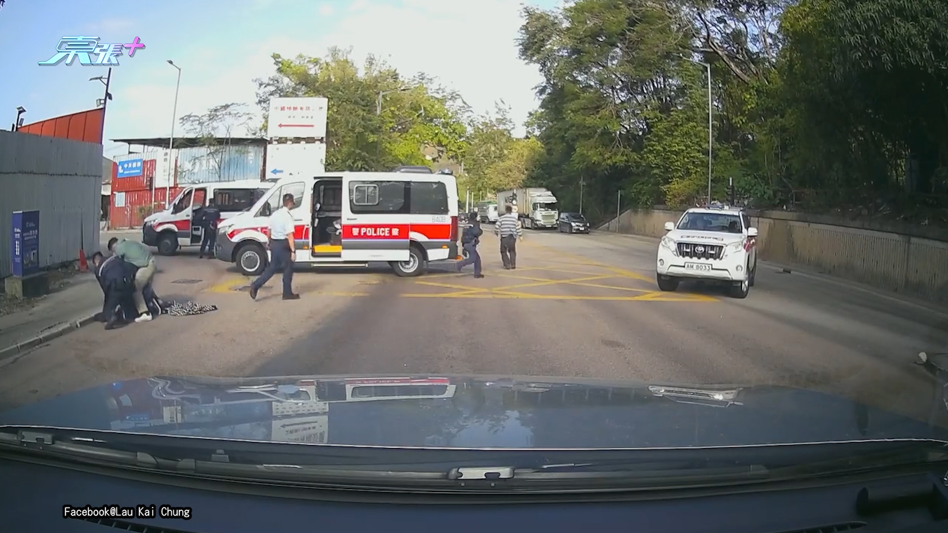 車Cam直擊｜可疑私家車避警察追捕　掟彎拋乘客出車　同司機同輛車8月涉危駕