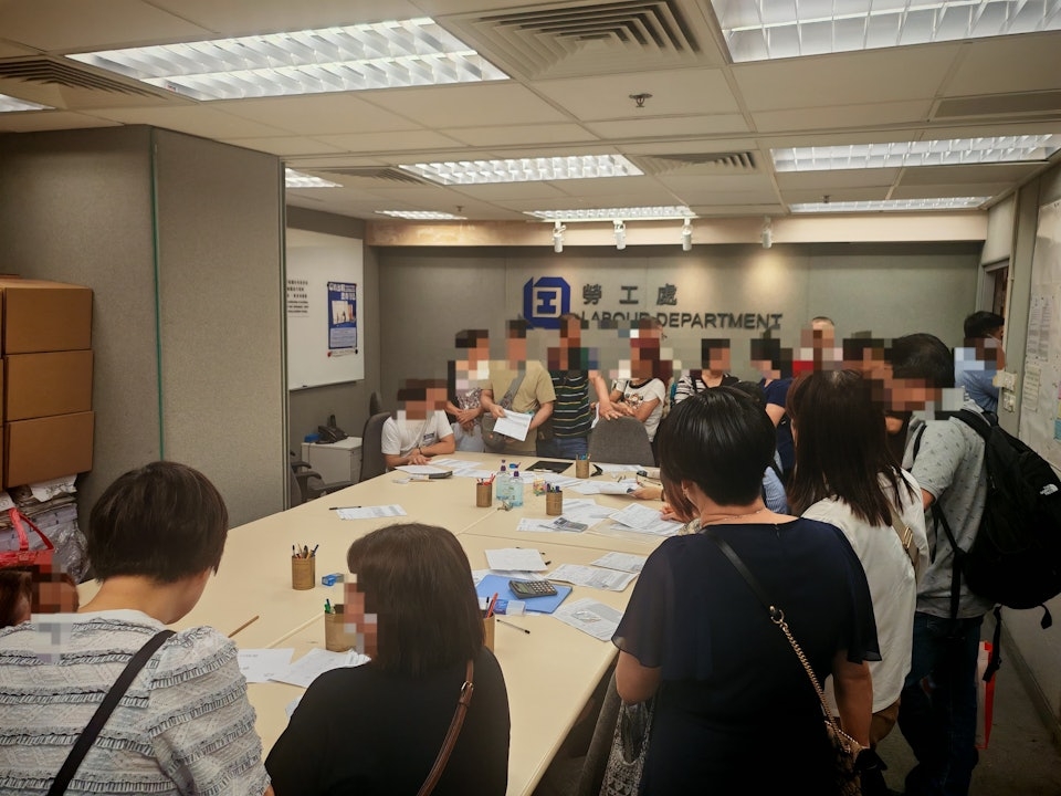 飲食業職工總會協助約50名受影響員工到勞工處落案，相關追討金額約700萬元。（飲食業職工總會圖片） 