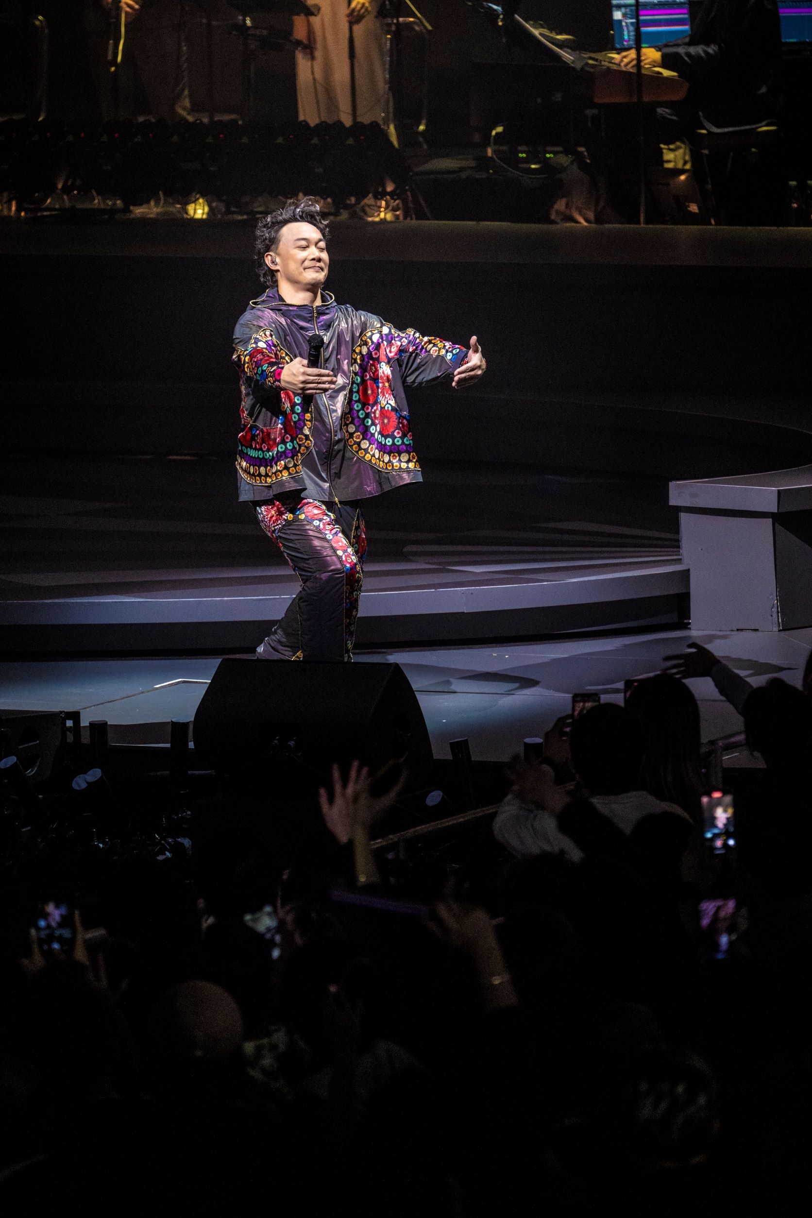 現場觀眾不停想同Eason對話，Eason忍唔住話呢晚好似身在街市。