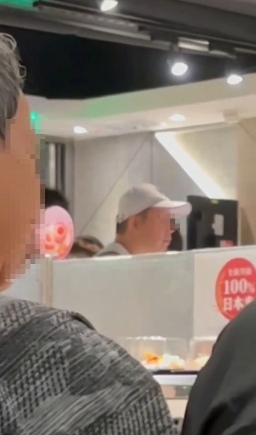 有片｜大叔爭鮮店內爆粗大鬧更掟錢辱女店員　食客狂轟「影衰香港人」
