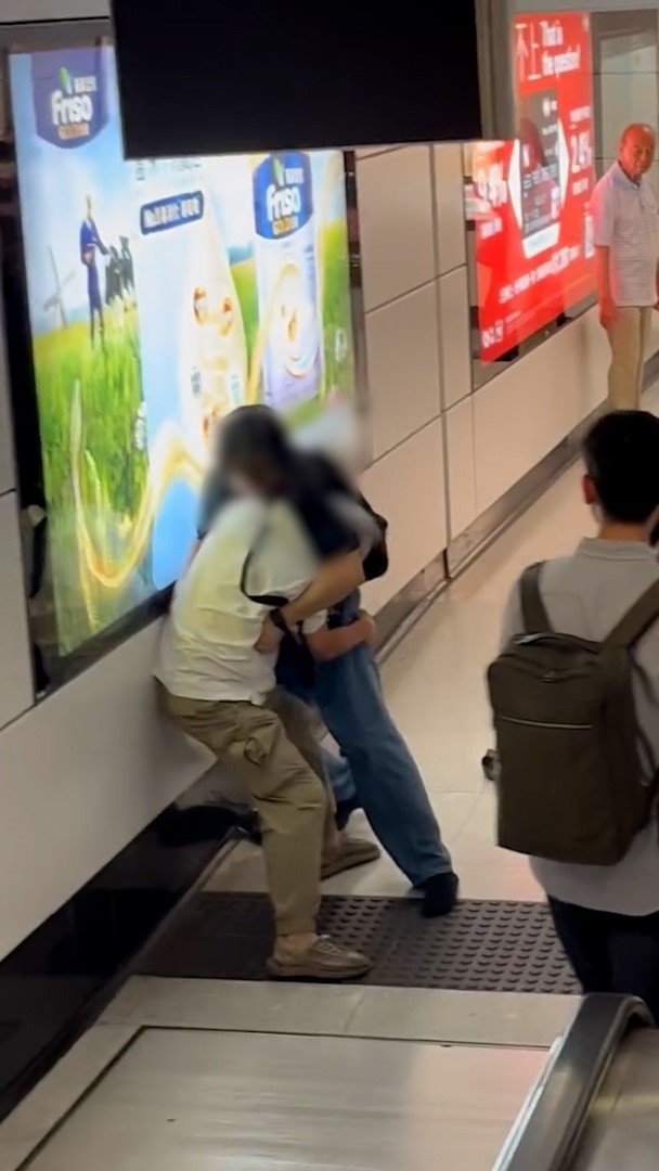 影片中，2名男子以「摔角」式動作纏鬥。（Threads影片截圖／nickwongch）