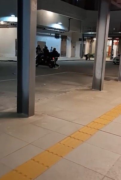 安達邨外賣員被男子爆粗追打，有人自稱為「三合會」成員。(影片截圖)