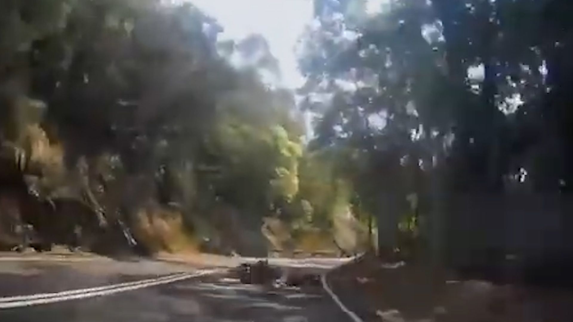 荃錦公路鐵騎士彎位失事翻滾6圈，電單車撼向山邊再反彈。