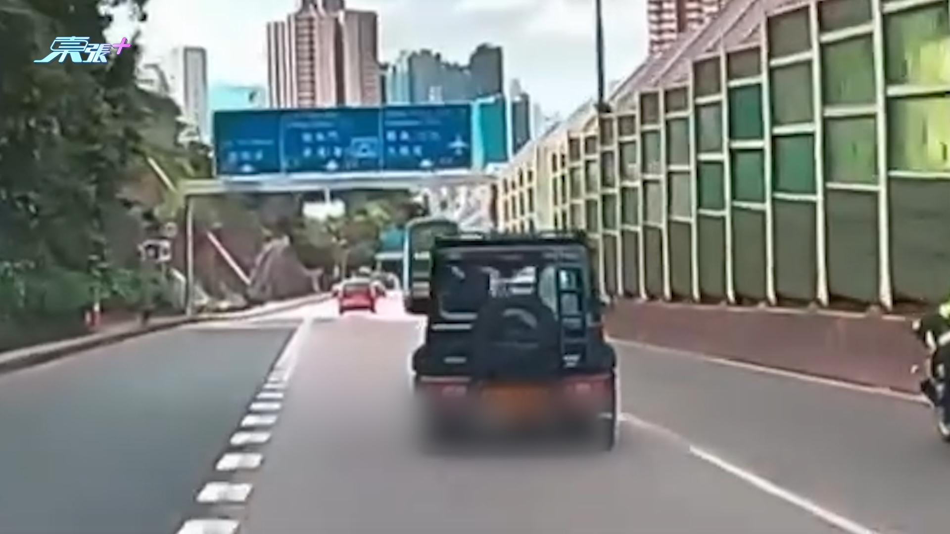 車Cam直擊｜吉普車硬Cut兩線仲閘警察　網民笑稱：自己申請畀阿Sir罰