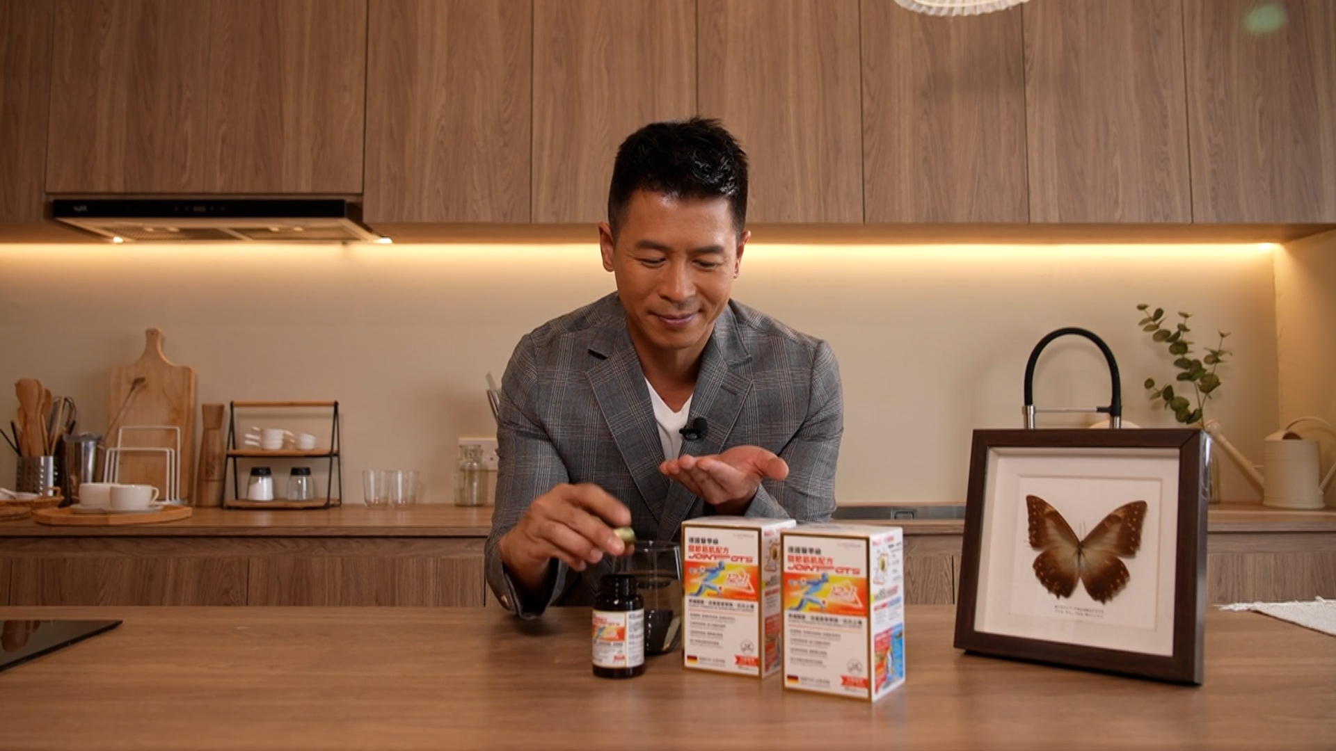 蔡國威說：「最犀利係食咗兩個禮拜左右，一直困擾我好耐嘅肩頸痛同腰背痛嘅問題都紓緩咗；宜家大約食咗個半月到，肌肉明顯有力咗。」