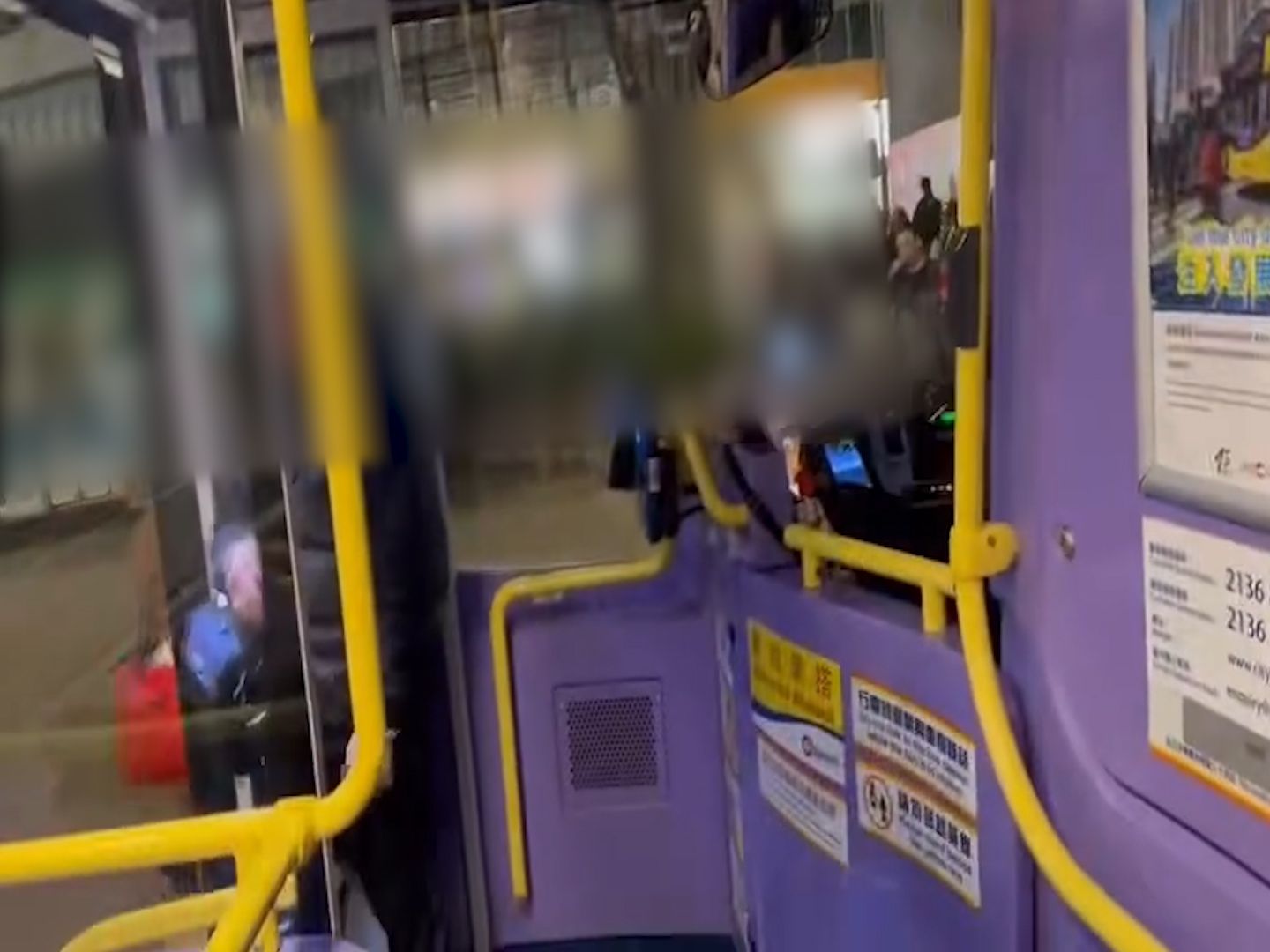 香港仔女車長被阿伯發難大鬧，只因輪椅婆婆未上到車？(影片截圖)