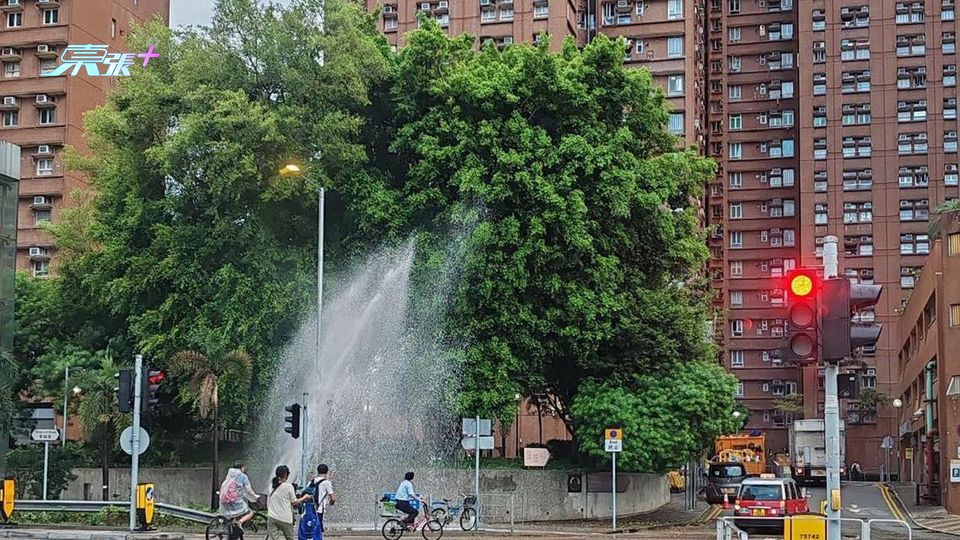 屯門青麟路地底水管爆裂  噴6米高水柱