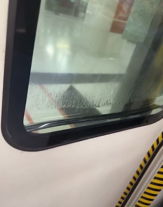 港鐵列車車門變「魚缸」　玻璃夾層內有水　網民：海洋列車登場