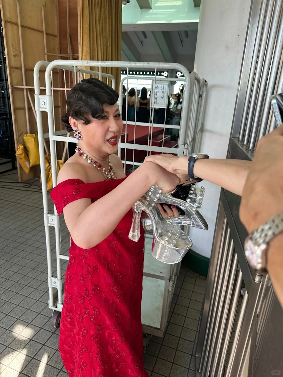 江欣燕下台後脫下高踭鞋休息，其後回復正常狀態。（小紅書圖片）