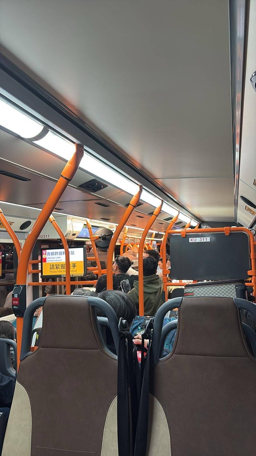 巴士行李篋「層層疊」！50遊客拖篋上車塞爆車廂。(T@kathy.w.1314)