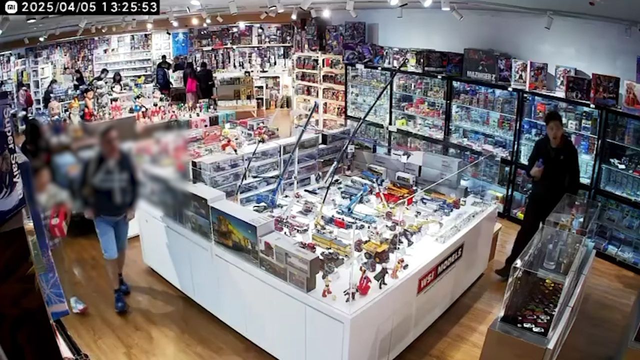 銅鑼灣男子疑攜小童偷千元模型車