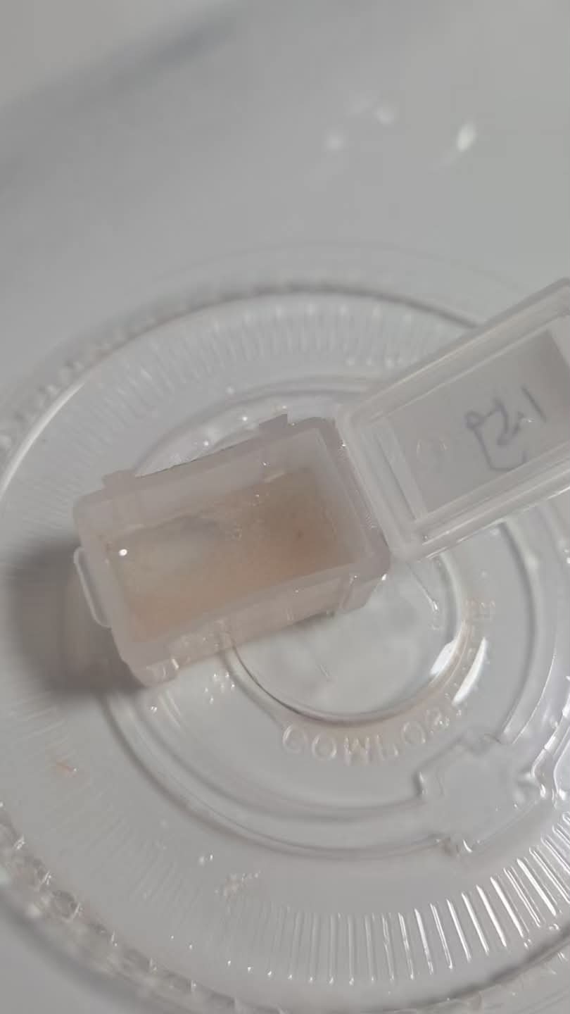 東張西望跟進｜台式飲品驚現「神秘膠盒」　事主飲到一半先發現　網民：以為新配料 （Threads＠otvtog_oa）