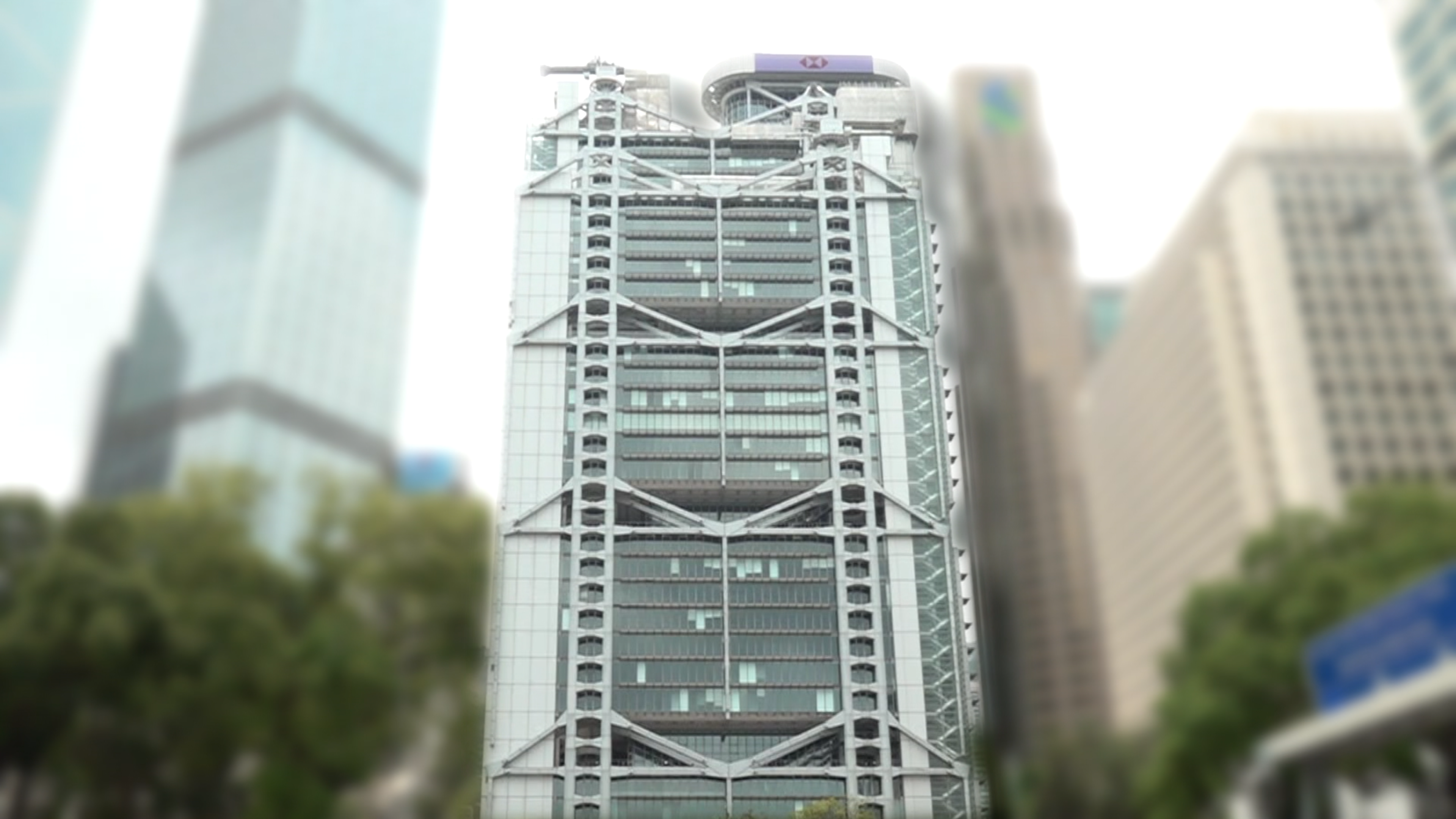 於一九七零年代末，銀行決定在皇后大道中原址重建，招標要求是「打造世界級傑出銀行大樓」。