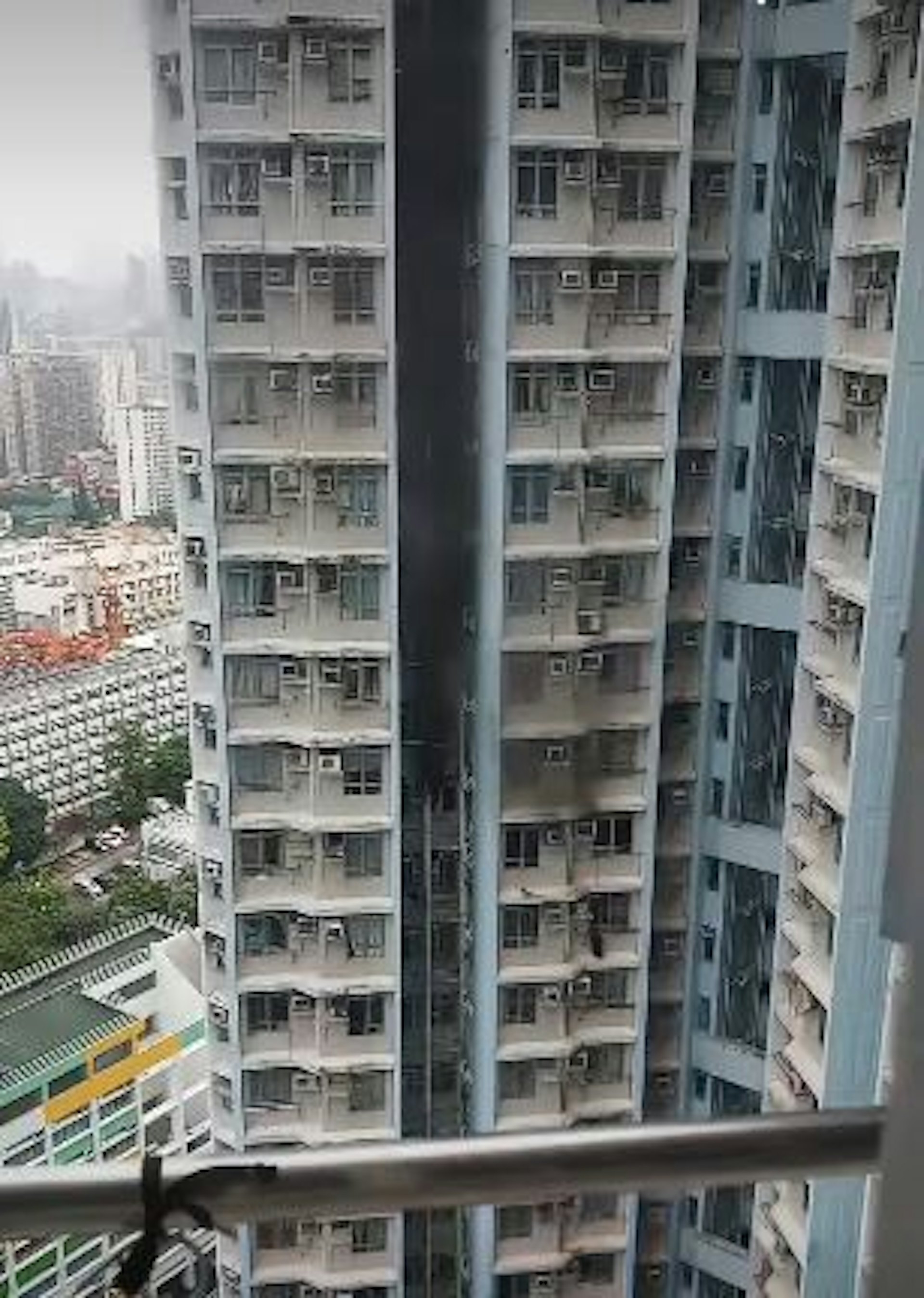 起火單位冒出濃煙