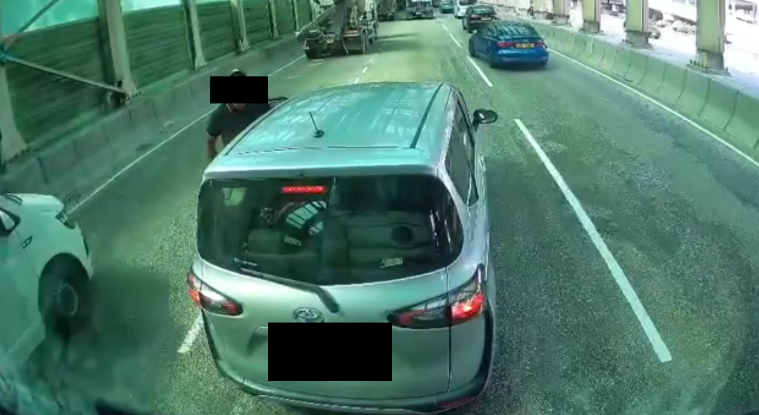 車Cam直擊｜屯門公路私家車突停駛「閘大車」　疑不服氣路中心落車