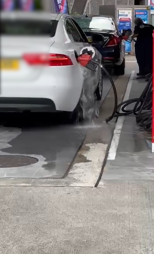 私家車油站入油「入爆油缸」汽油溢出勁危險　片大聲提職員惟無人理會