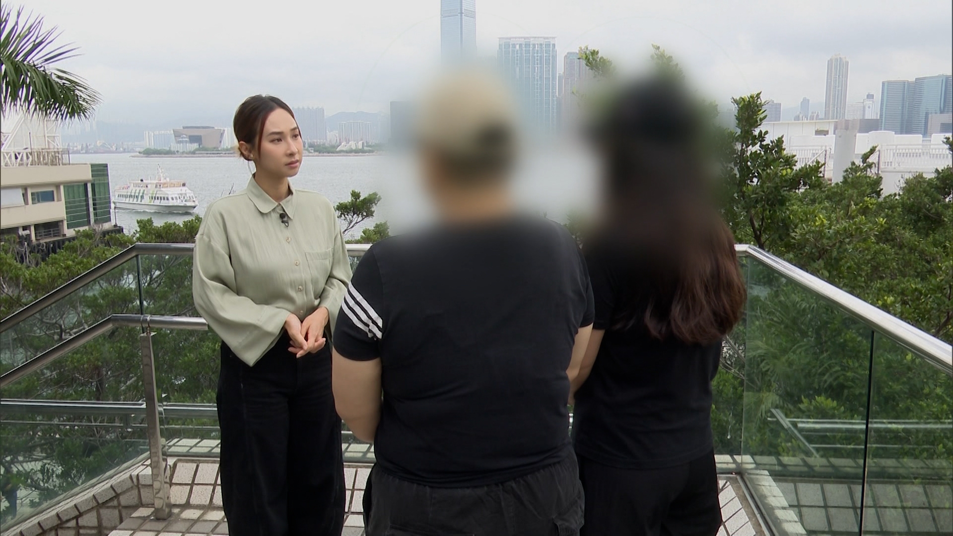 兩年前婆婆去世，他身邊最親的人只剩回她們，兩人為伯伯的姨甥孫和契女。