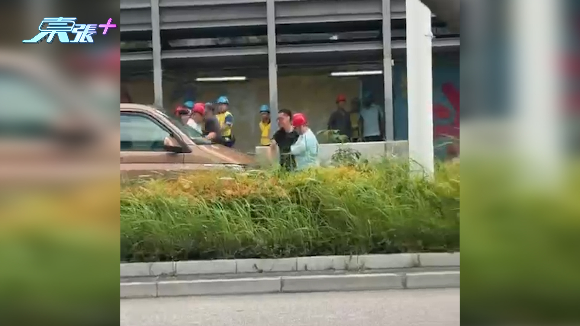 東張西望報料｜啟德醫院地盤「飛來橫禍」　高空飛鐵枝