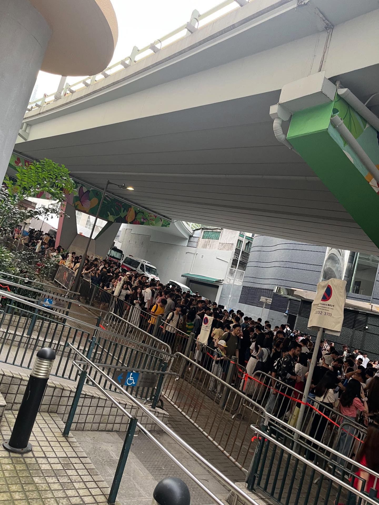 位於堅尼地城的咖啡店成了打卡地點，多名遊客前往拍照打卡，甚至一度走出馬路。