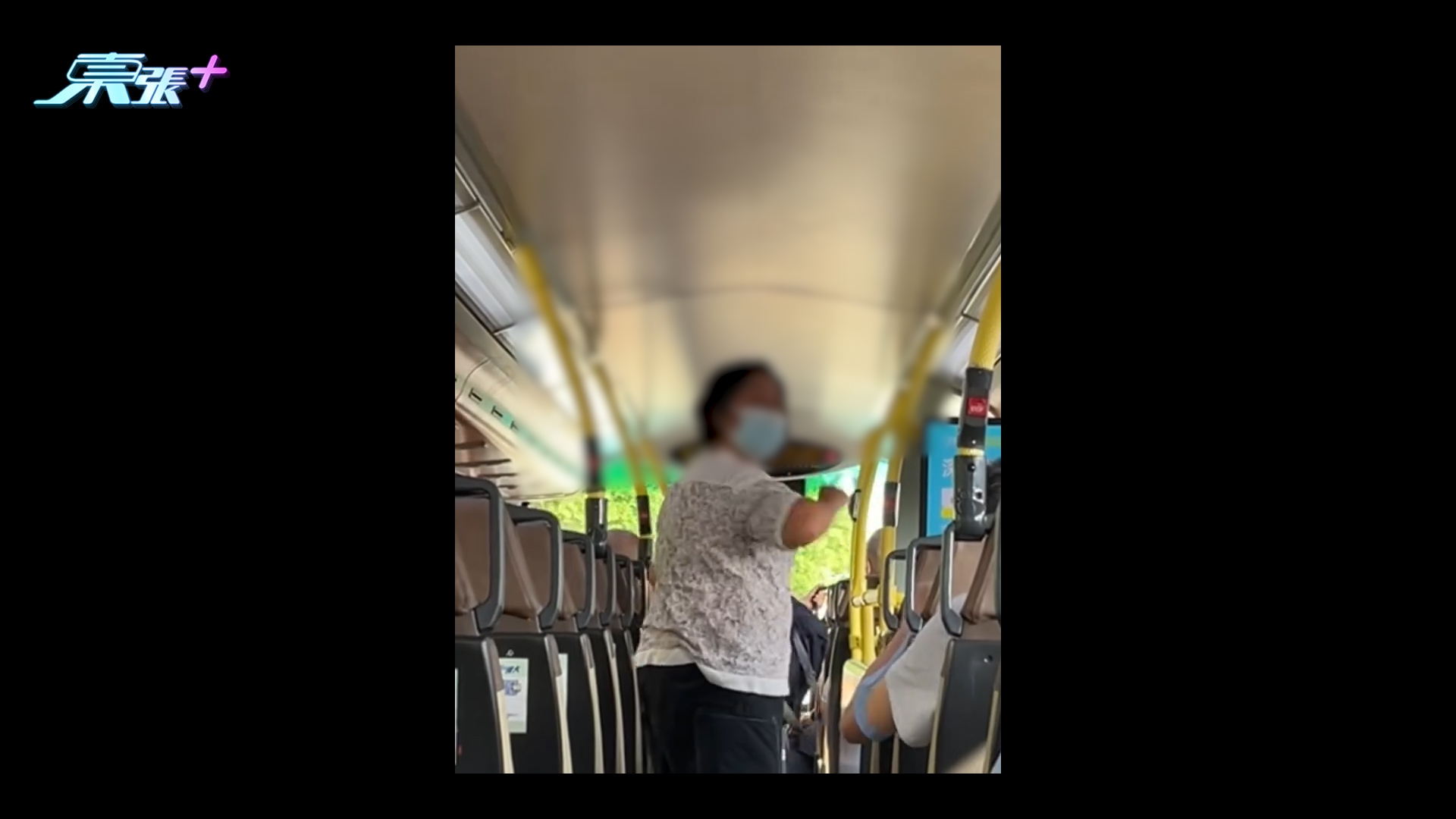 九巴車廂阿婆太嘈被勸靜音　疑不滿下車後怒向學生擲石　後續反擊引熱議