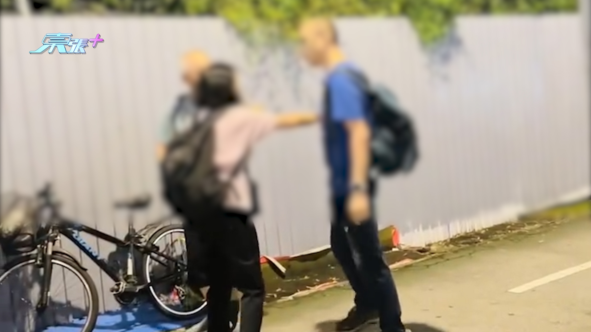 港母親當街跪地哀求兒子停止爭吵　被趕仍死纏獲網民大讚