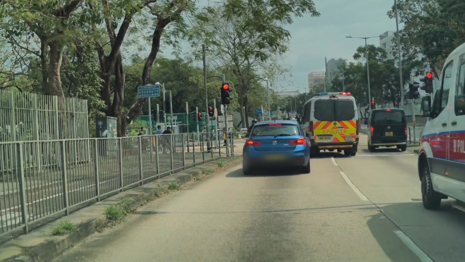 東張西望報料｜車Cam｜藍色私家車「勁把炮」　警車閃燈唔讓仲鬥快　網民：阻差辦公？