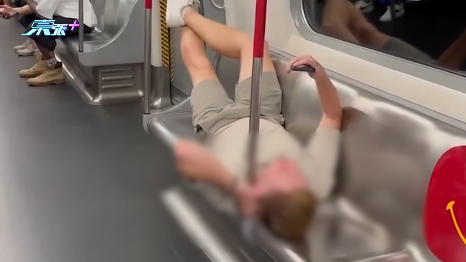 港鐵外籍人士勁無公德心　瞓車廂座位仲着鞋棟起腳　網民批「糟糕骯髒」