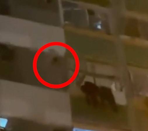 大窩口邨女子高空擲物「掟摺凳車仔落街」。(FB@荃灣 大窩口邨 葵涌邨)