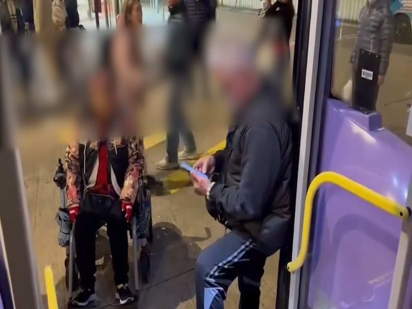 香港仔女車長被阿伯發難大鬧，只因輪椅婆婆未上到車？(影片截圖)