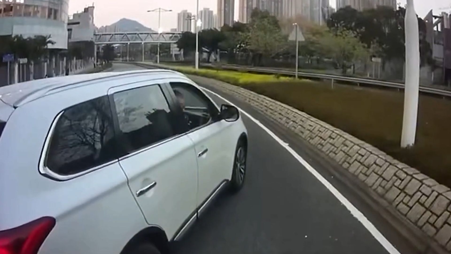 有片｜將軍澳白色私家車螺旋處閘車及讓線沒停