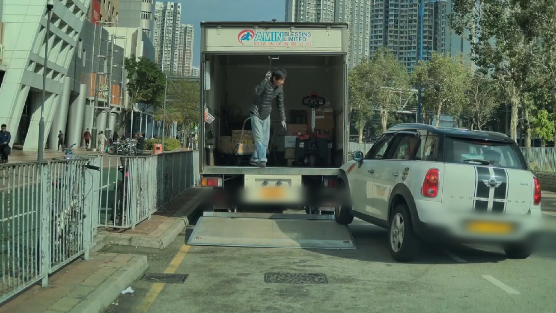 車Cam直擊｜天水圍大懵司機先撞私家車再撞貨車　網民笑稱：馬路核彈