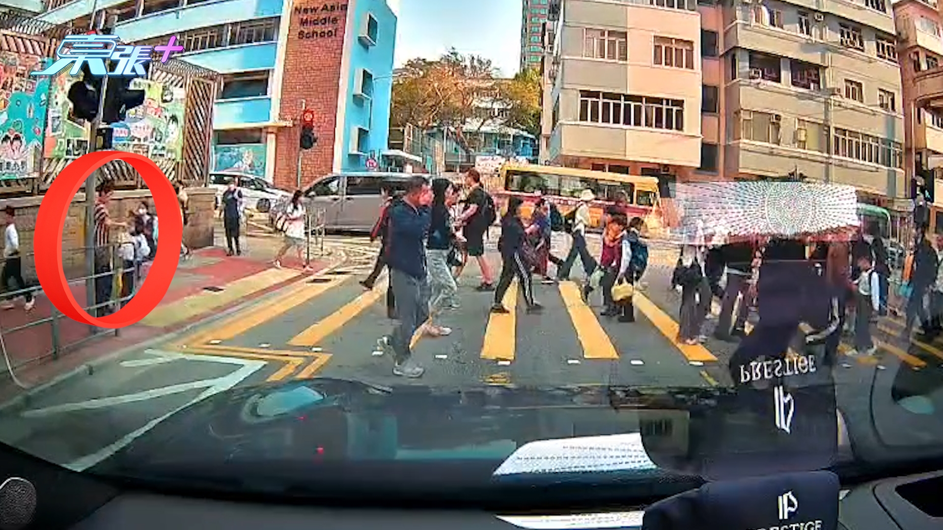 東張西望獨家｜阿婆過馬路掌摑路過細路　觀眾報警不受理轉報《東張》：希望家長小心