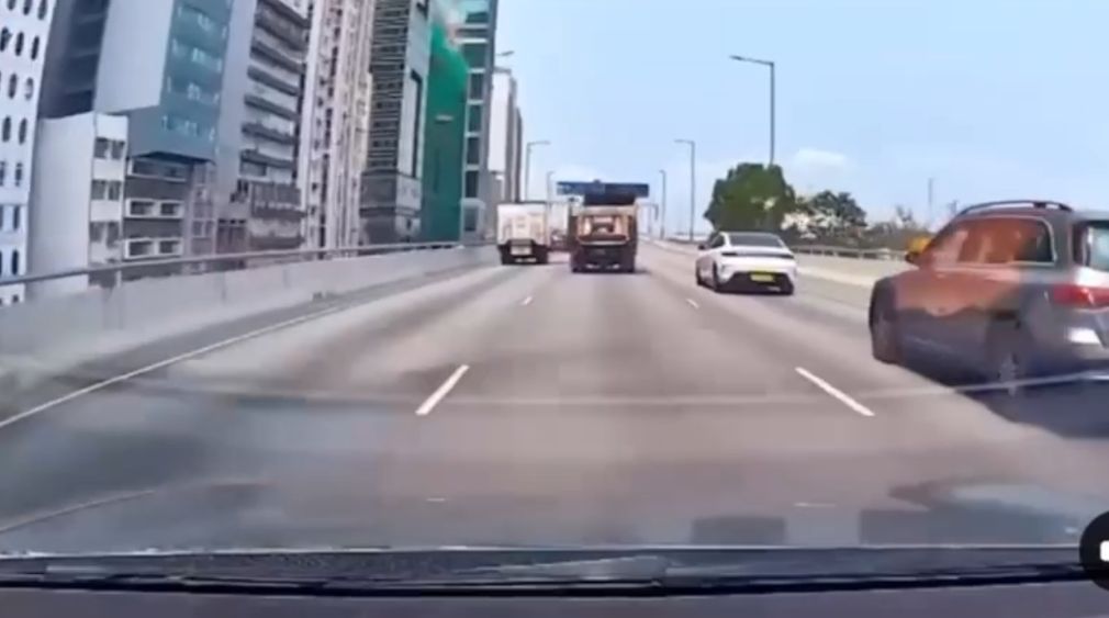 西環天橋勾斗車誤跌梳化落地後車險中