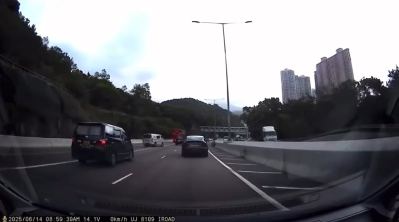 屯門公路貨Van失控翻側　「舞龍」完再打「白鴿轉」