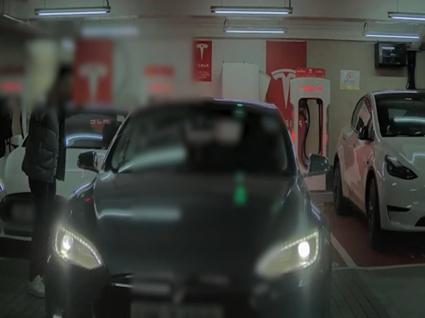 Tesla女司機停車場泊車有人睇實都揩花對面
