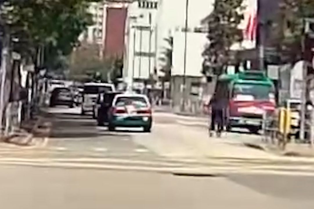 馬路MMA｜元朗單車友大戰綠的司機，互毆打到撞落小巴勁精彩。