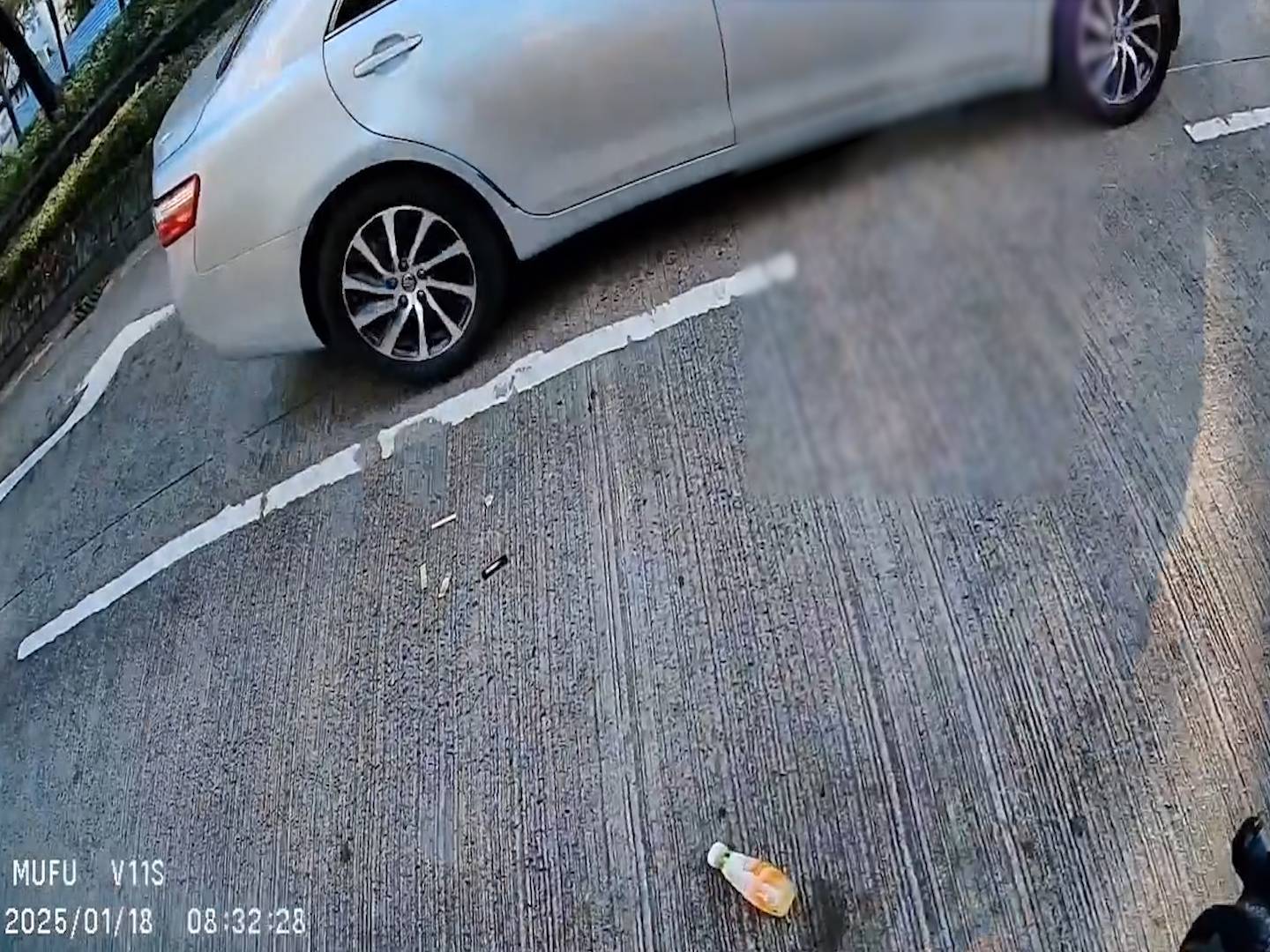 無品Tesla司機馬路亂拋垃圾險中鐵騎士