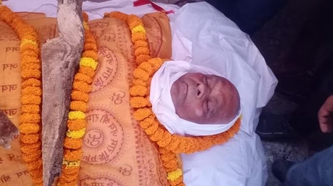 喪禮上，拉爾即將被送往火化。（網上圖片）