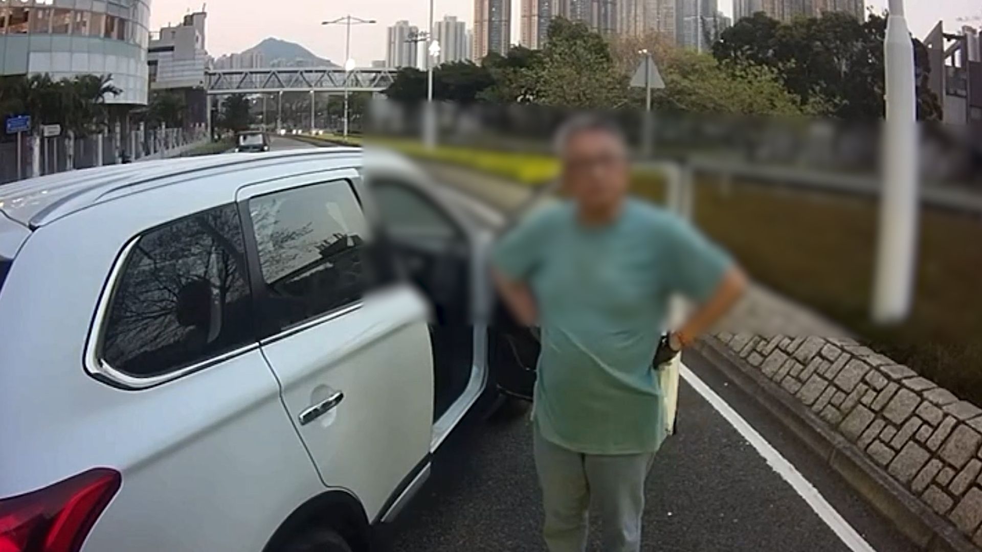 有片｜將軍澳白色私家車螺旋處閘車及讓線沒停